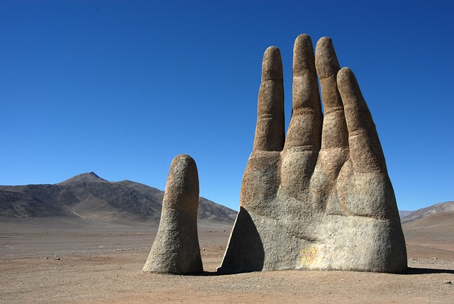 chile-atacama-stone-chissled-hand-in-the-desert